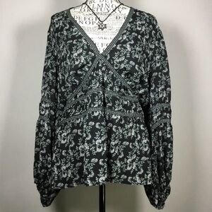 Black vee neck wenchy peasant tooling sleeve floaty top ling sleeve flowers sz L